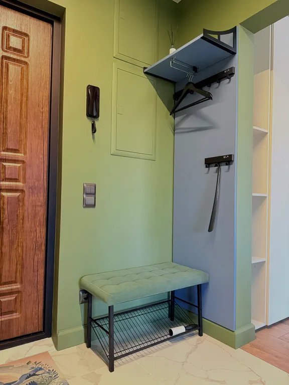 Розовая лошадка у себя дома