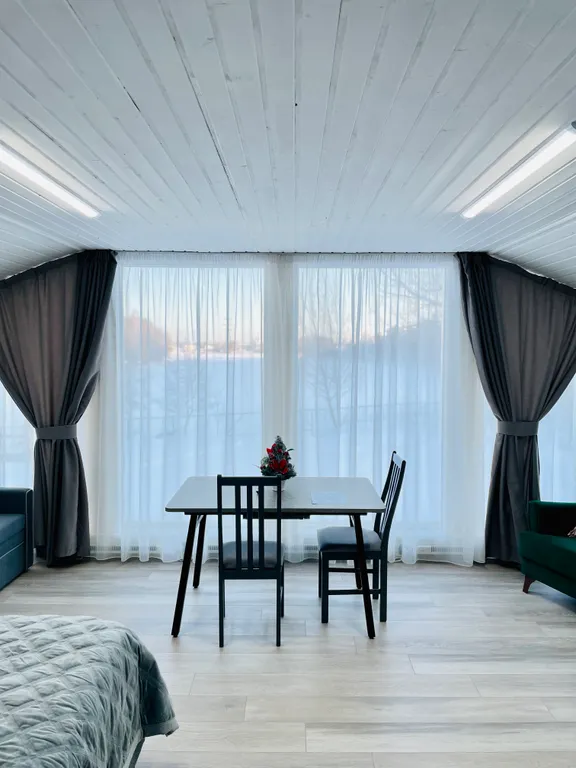 Номер с панорамными окнами и видом на озеро