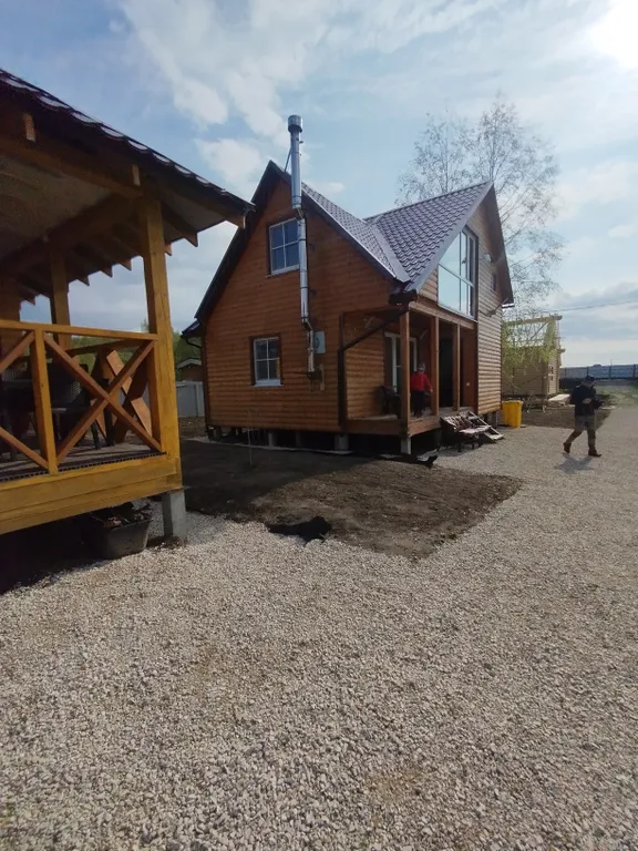 Уютный дом с беседкой на берегу озера