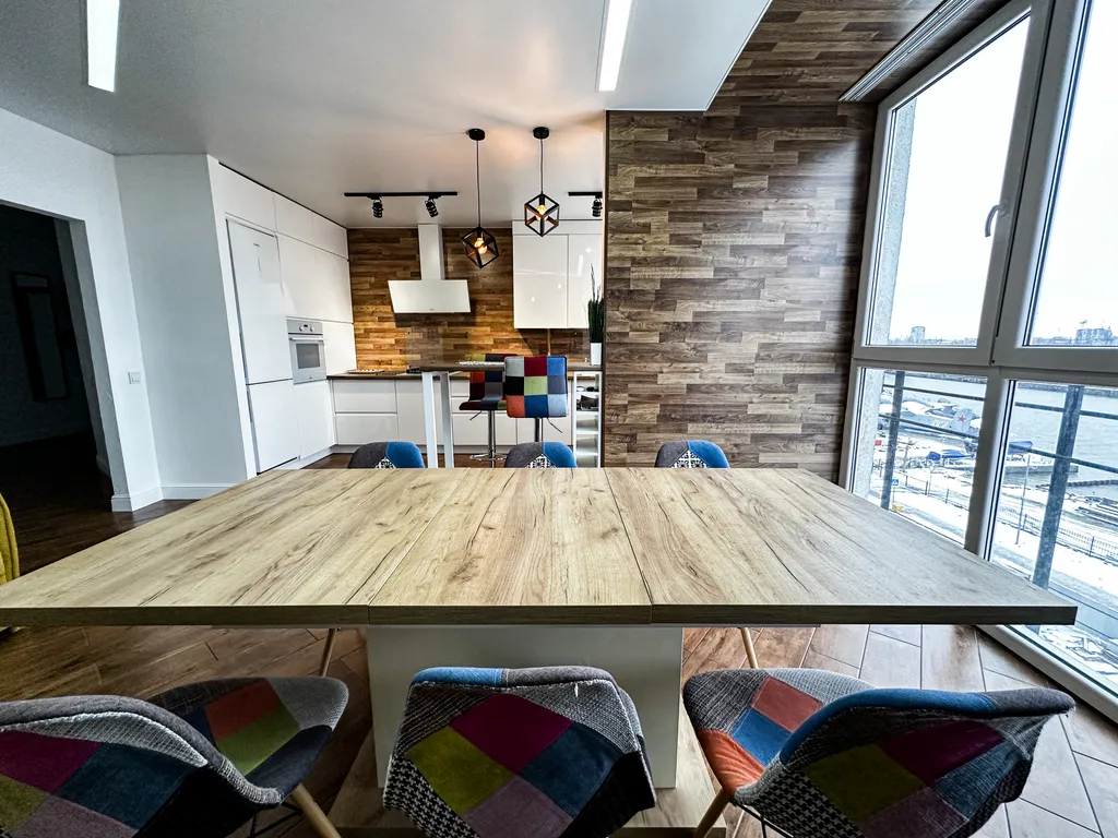 Geometry - просторная квартира с панорамным видом на реку в центре