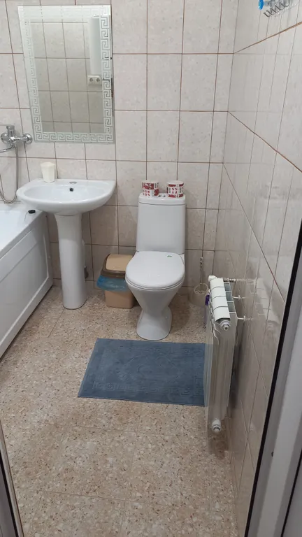 Уютная комната в доме с ванной комнатой