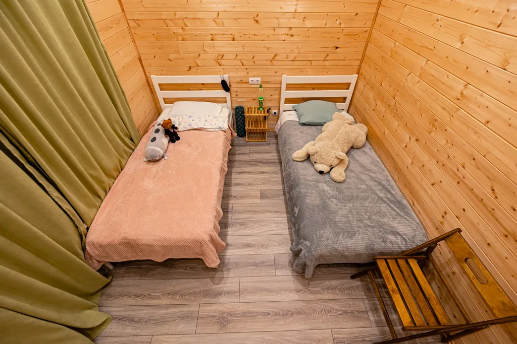 Дом на реке и краю соснового леса