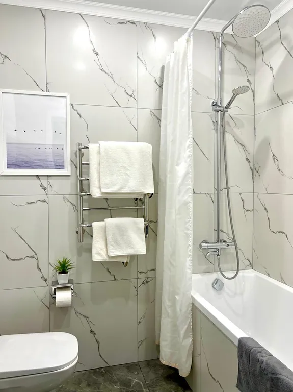 Стильный белоснежный апартамент в центре города, бесконтактный заезд