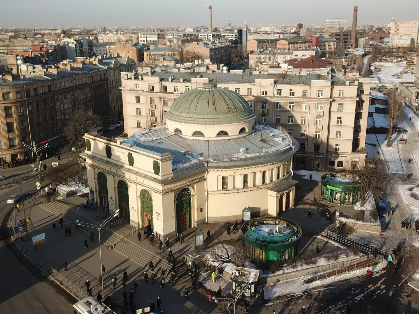 Здание метрополитена в 2 минутах пешим шагом от дома