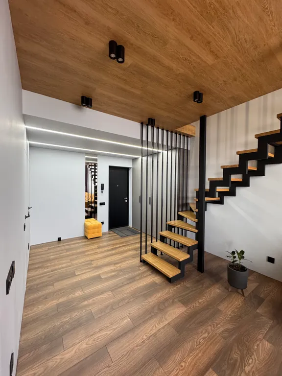 Стильная двухуровневая студия с захватывающим видом на город