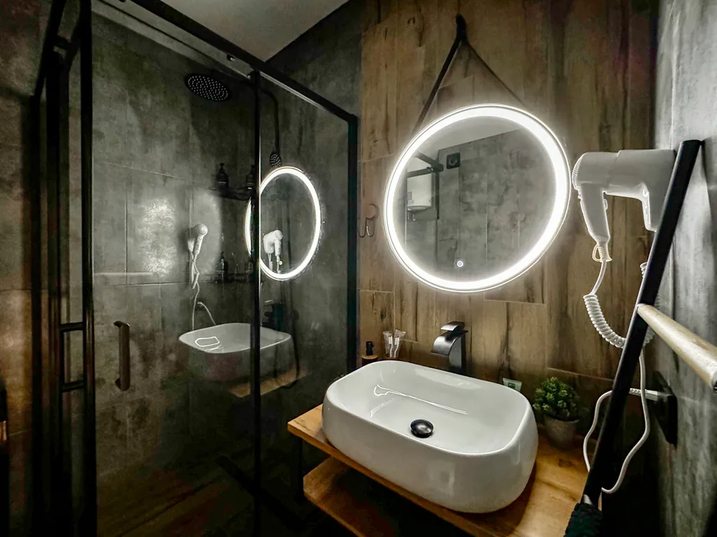 Брутальная студия в стиле лофт, панорамный вид