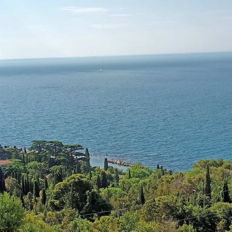 Уютный домик с видом на море и горы