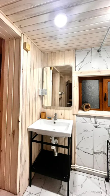 Уютный бревенчатый дом и баня, на одном участке