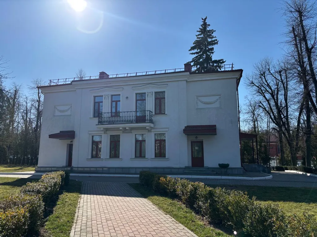 Двухэтажный коттедж с видом на парк в центре Минска