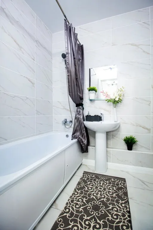 Шикарная дизайнерская квартира с кованой кроватью и камином