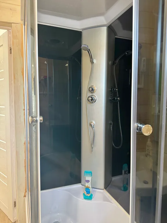 Уютный домик на берегу