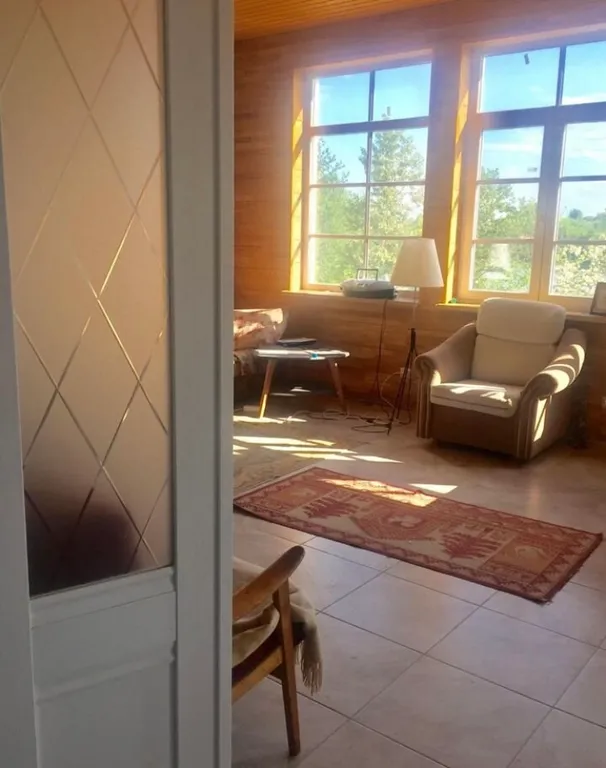 Усадебный дом с видом на реку, берег с мостками и рыбной ловлей