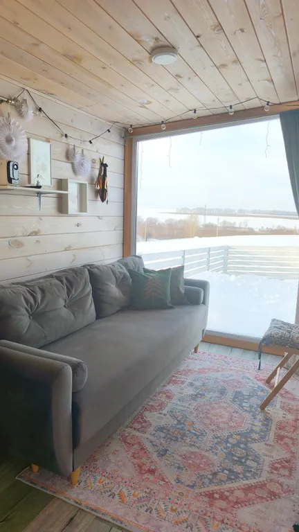 Уютный сканди домик с видом на озеро, баня, чан