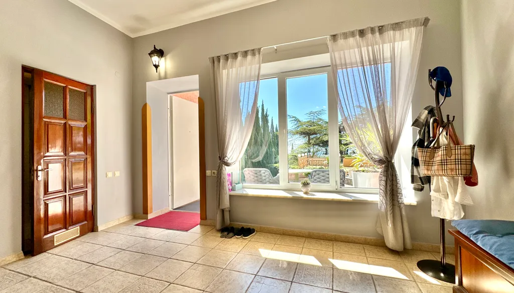 Дом у моря с личным парком, бассейном и сауной