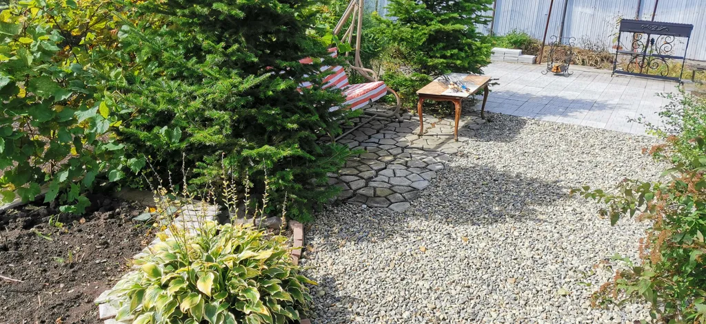 Уютный загородный дом с красивой благоустроенной территорией.