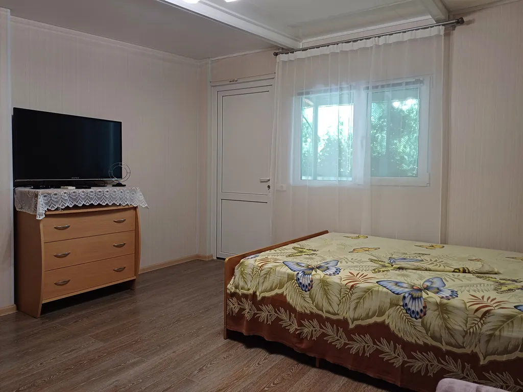 Домик со своей кухней и беседкой