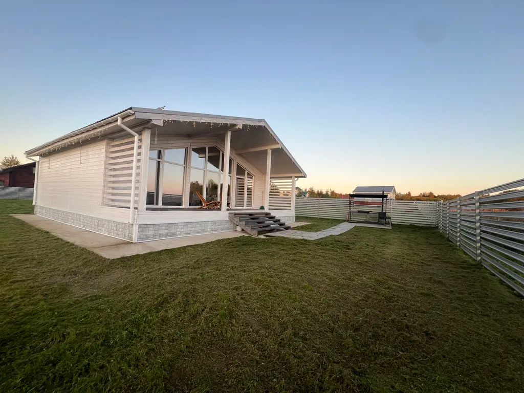 Домик с видом на озеро