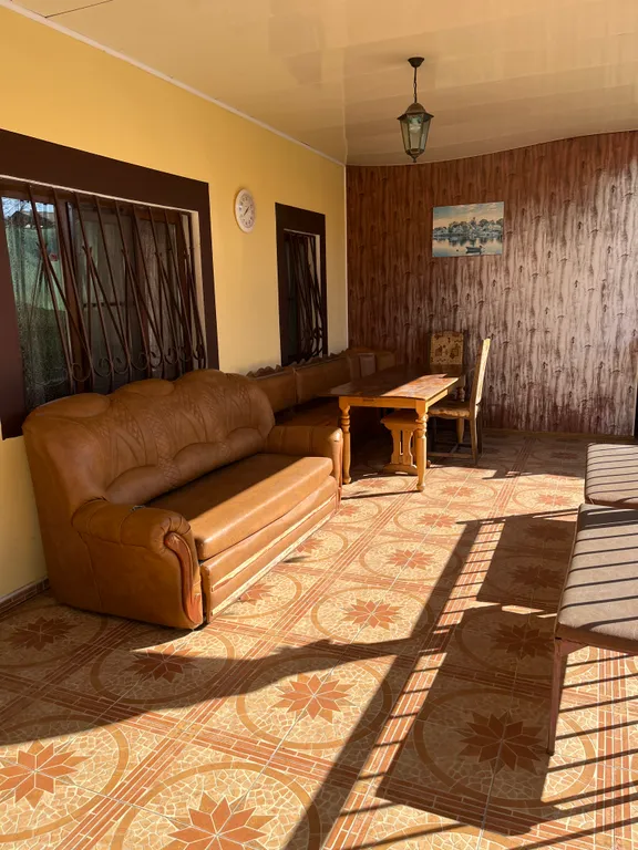 Уютный дом с бассейном, верандой и садом