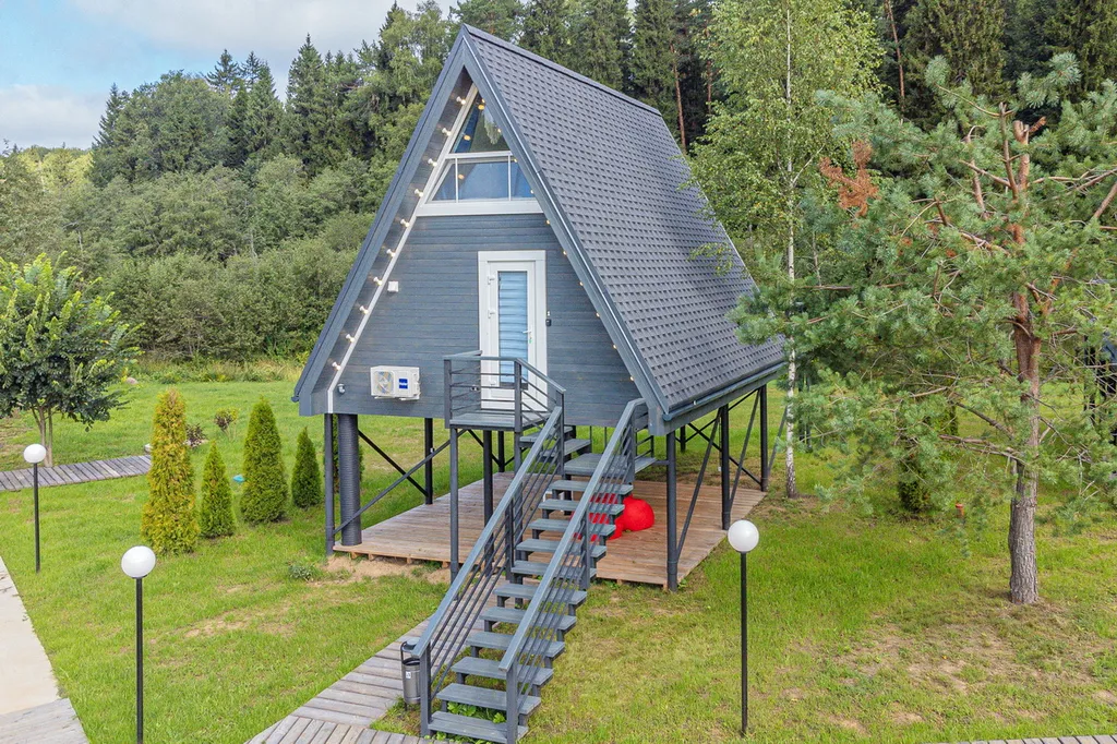 Дом в стиле a-frame с чаном на террасе