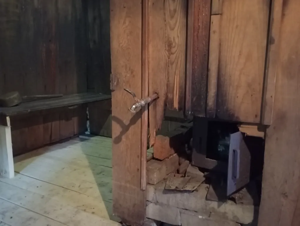 Изба с уютом детства, деревенский дом с баней и русским бытом