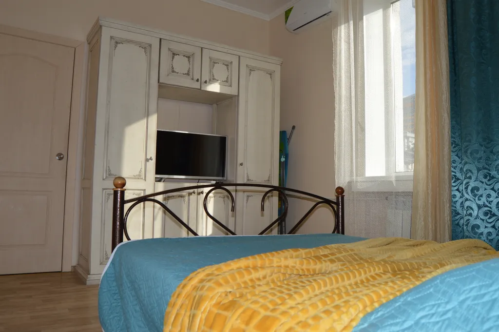 Квартира с видом на море и крейсер