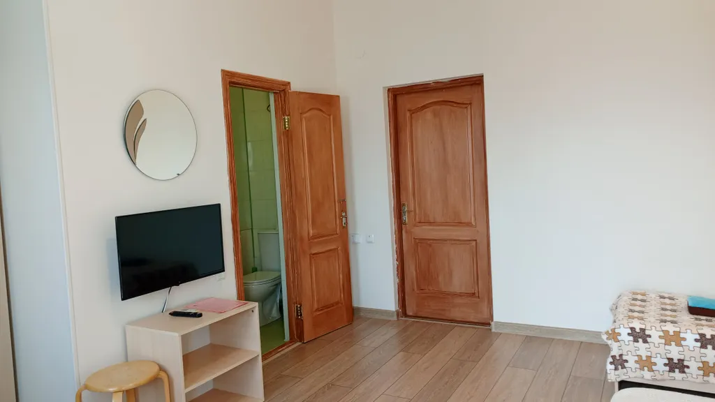 Трёхместная комната с санузлом и видом на море