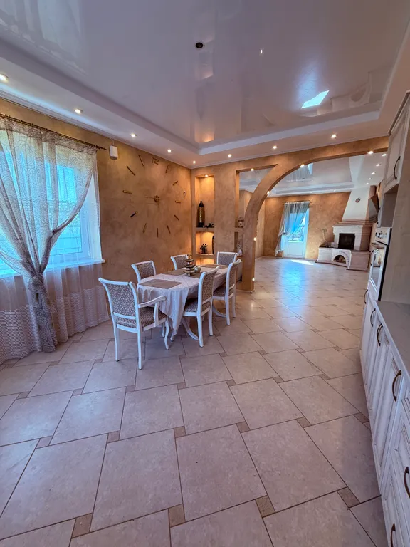 Уютный новый 3 этажный 10-комнатный гостeвoй дом с баней и прудом