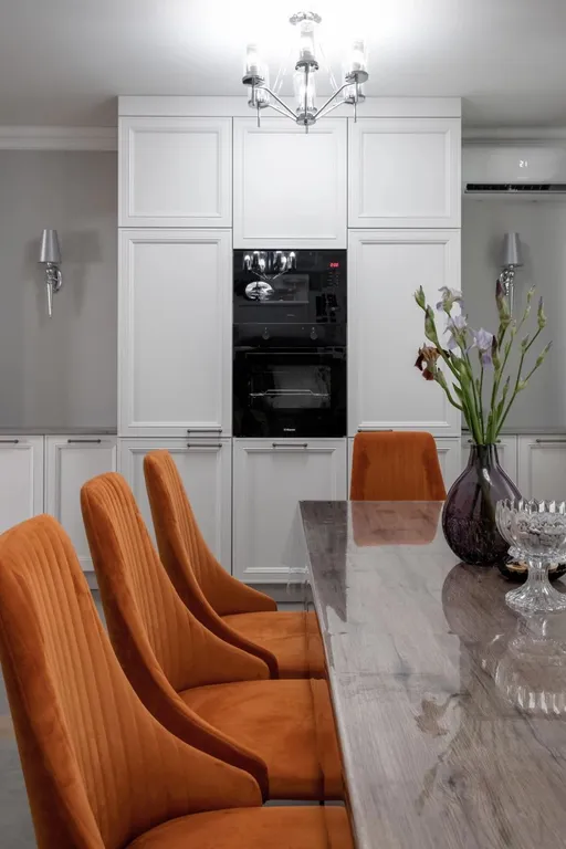 Уютная квартира с камином в центре