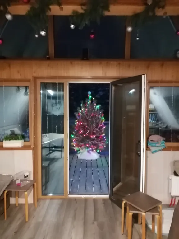 Коттедж Дом у живописного леса, на берегу ручья. — Ушакова