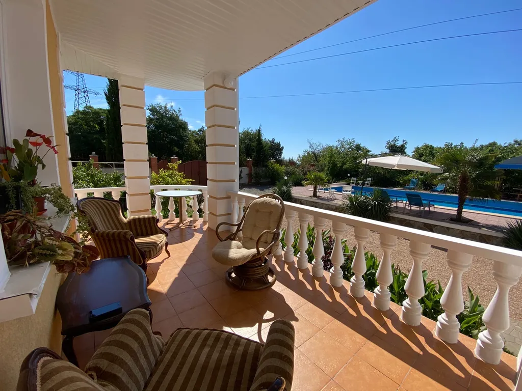 Вилла в сосновом бору с бассейном и видом на море и горы