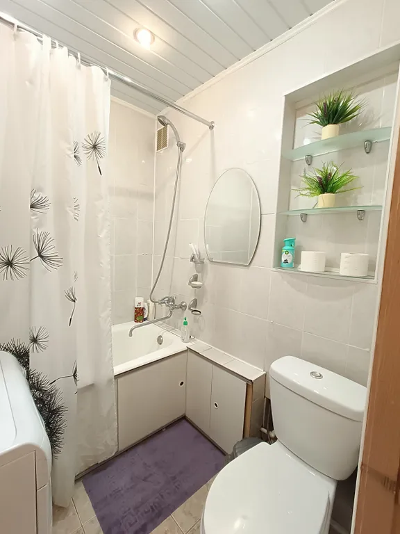 В центре с балконом