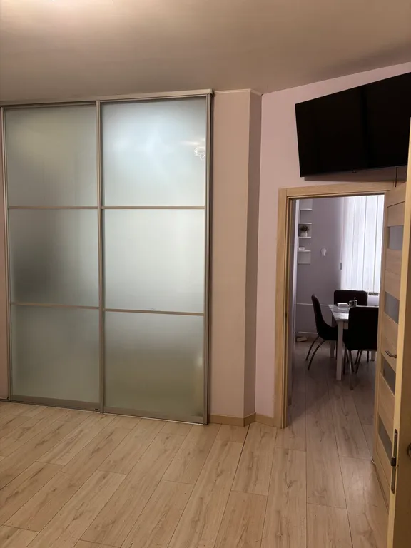 Уютная, чистая квартира в удобном районе, имеется водонагреватель.