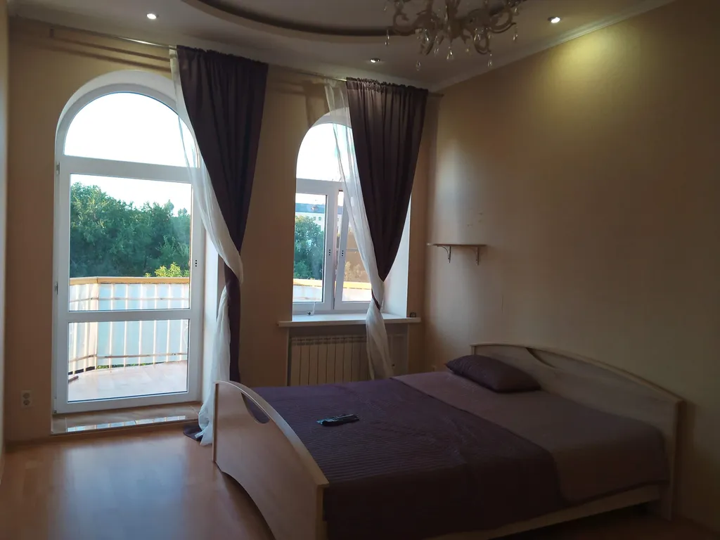 На центральной площади, с открытым балконом. В самом сердце Астрахани