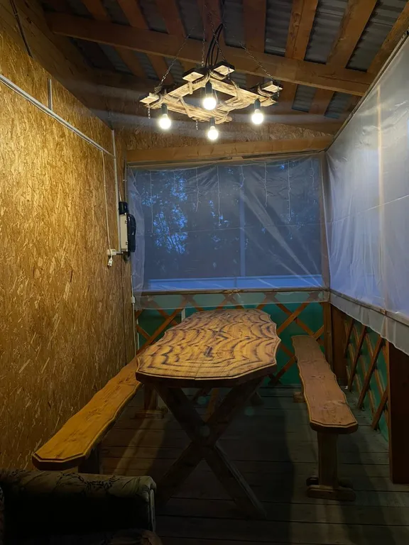 Уютный домик рядом с озером в природном тихом месте