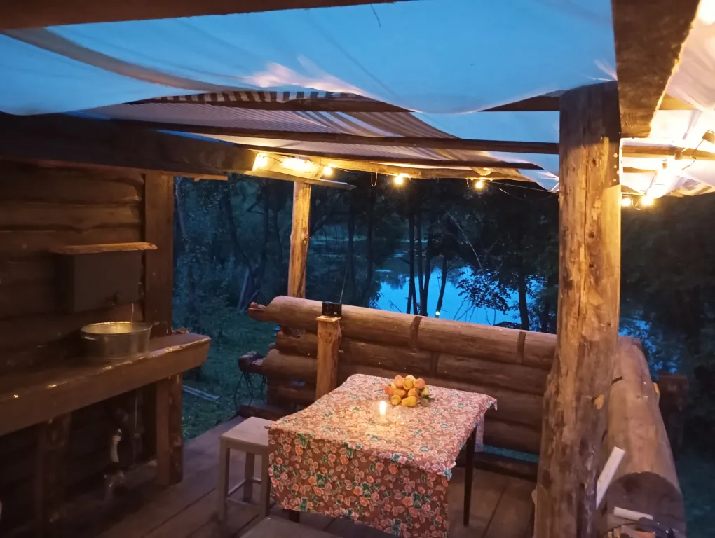 Изба с уютом детства, деревенский дом с баней и русским бытом