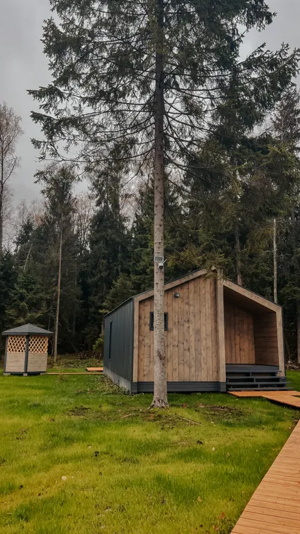 Шале в глэмпинге Лесариум с купелью и мангалом