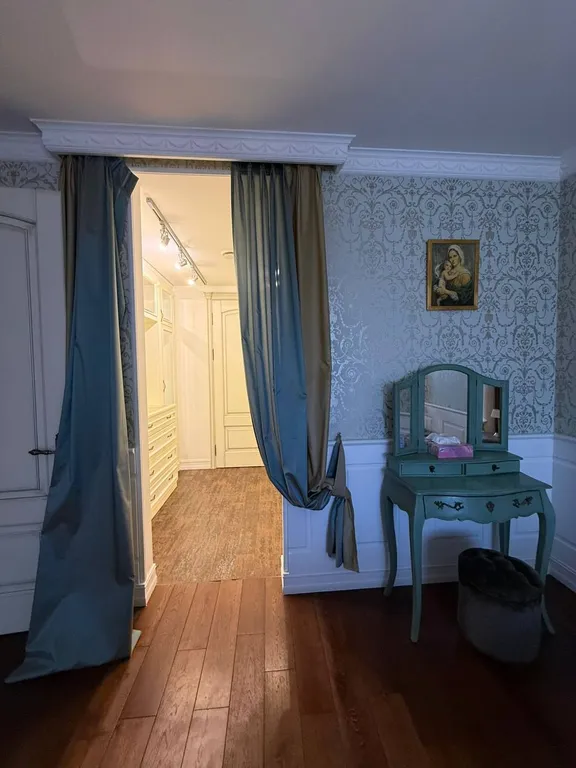 Квартира с видом на горы, город и храм Святого Георгия от Juls Apart