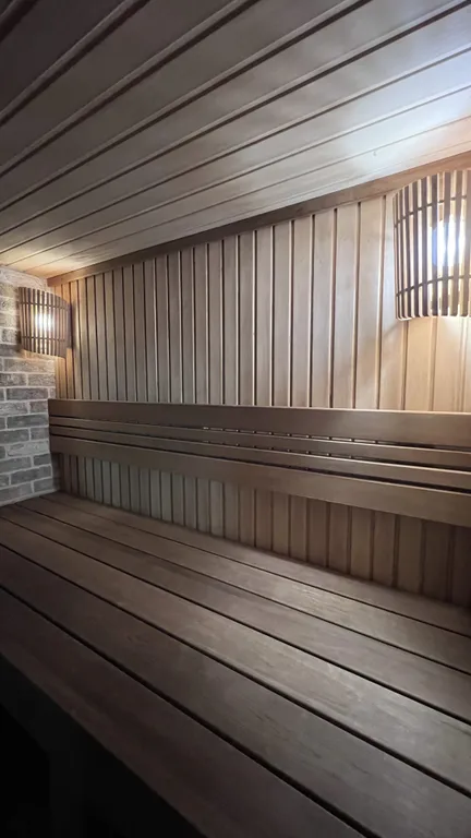 Дом "Вромса" на Хлебной - новый, брутальный, спокойный, комфортный.