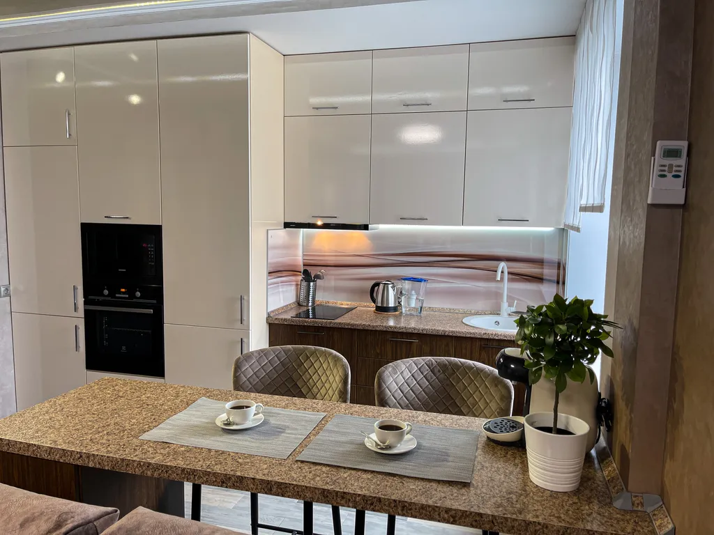 Новая квартира с теплым балконом и парковкой — аренда посуточно в Омск