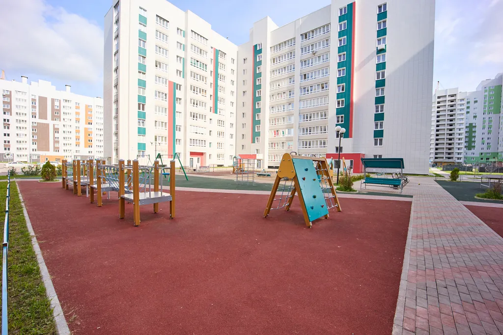 Семейный отдых в тишине: новый дом, безопасный двор и уютная квартира