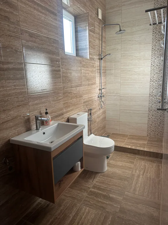 Новый коттедж c 9-ю спальнями бассейном и верандой