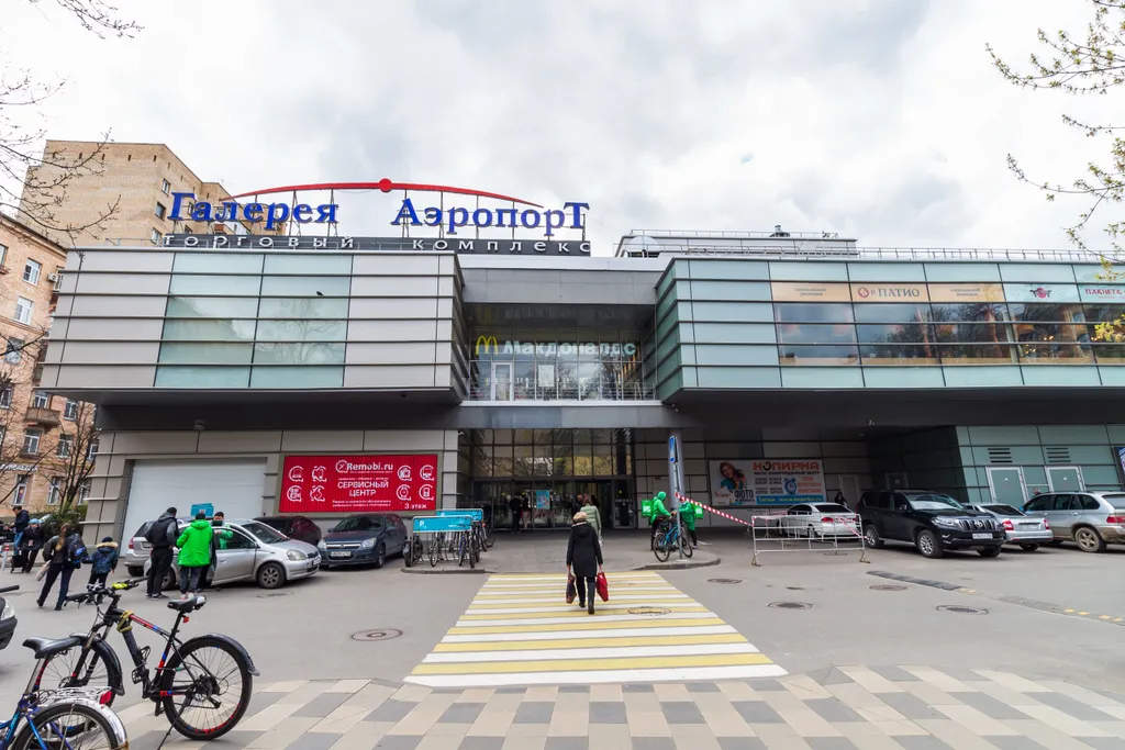 У метро Аэропорт