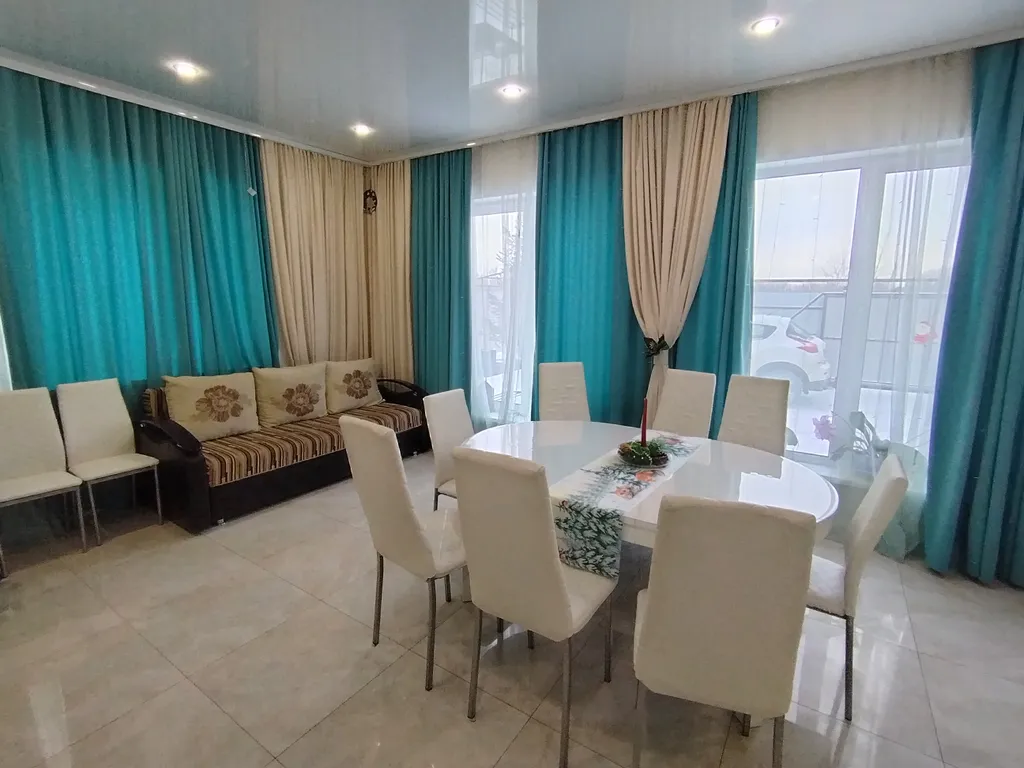 Уютный дом у реки