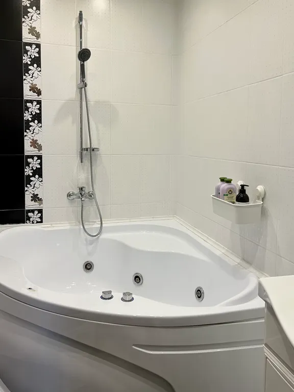 Большая семейная квартира с джакузи, двумя спальнями, кухней-гостиной