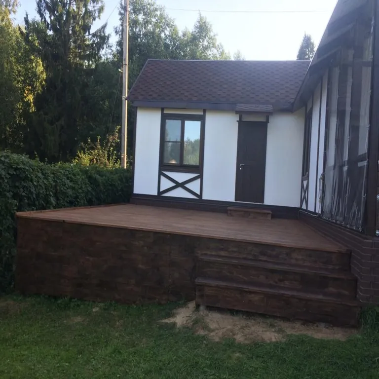 Красивый домик в лесу у реки