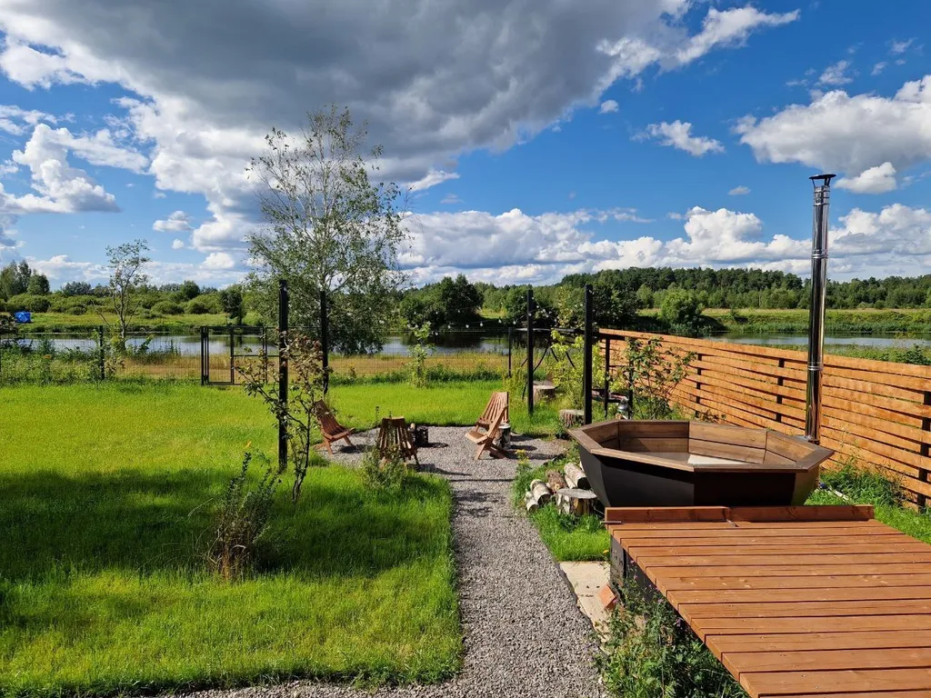 Пpocторный 4-местный А-фрейм с чанoм и банeй нa берегу реки Дубна