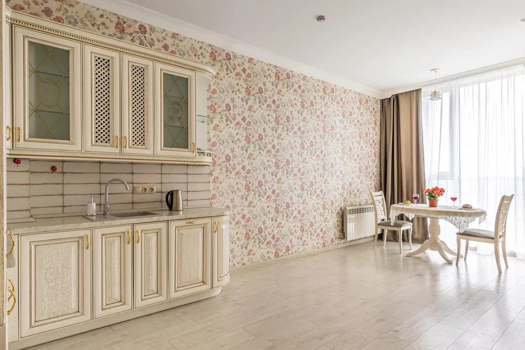 Видовая квартира на набережной с витражными окнами