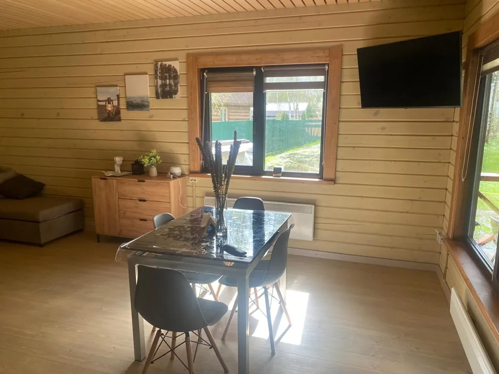 Уютный домик в лесу около реки