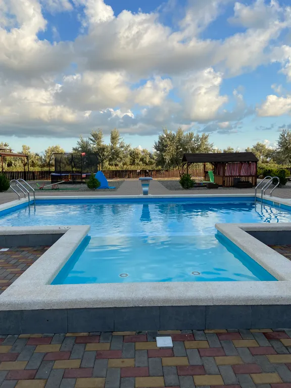 Уютные домики у канала