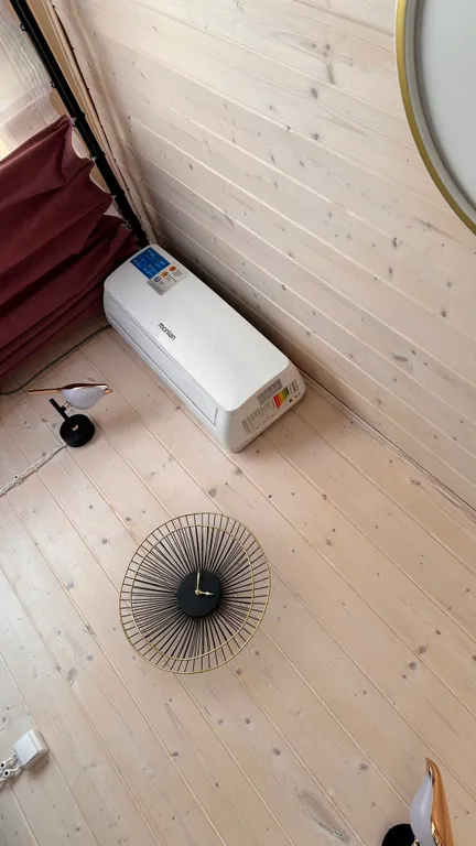 Стильный Красный дом у реки